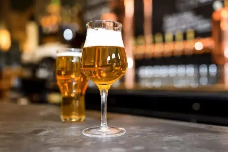 bière IPA sur comptoir de bar