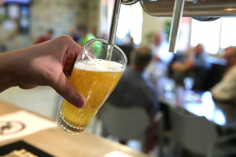 Pourquoi un “demi” servi en France fait toujours moins qu’un demi-litre ?