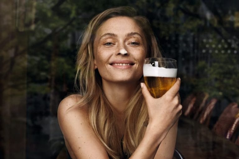 femme avec une bière fruitée à la main