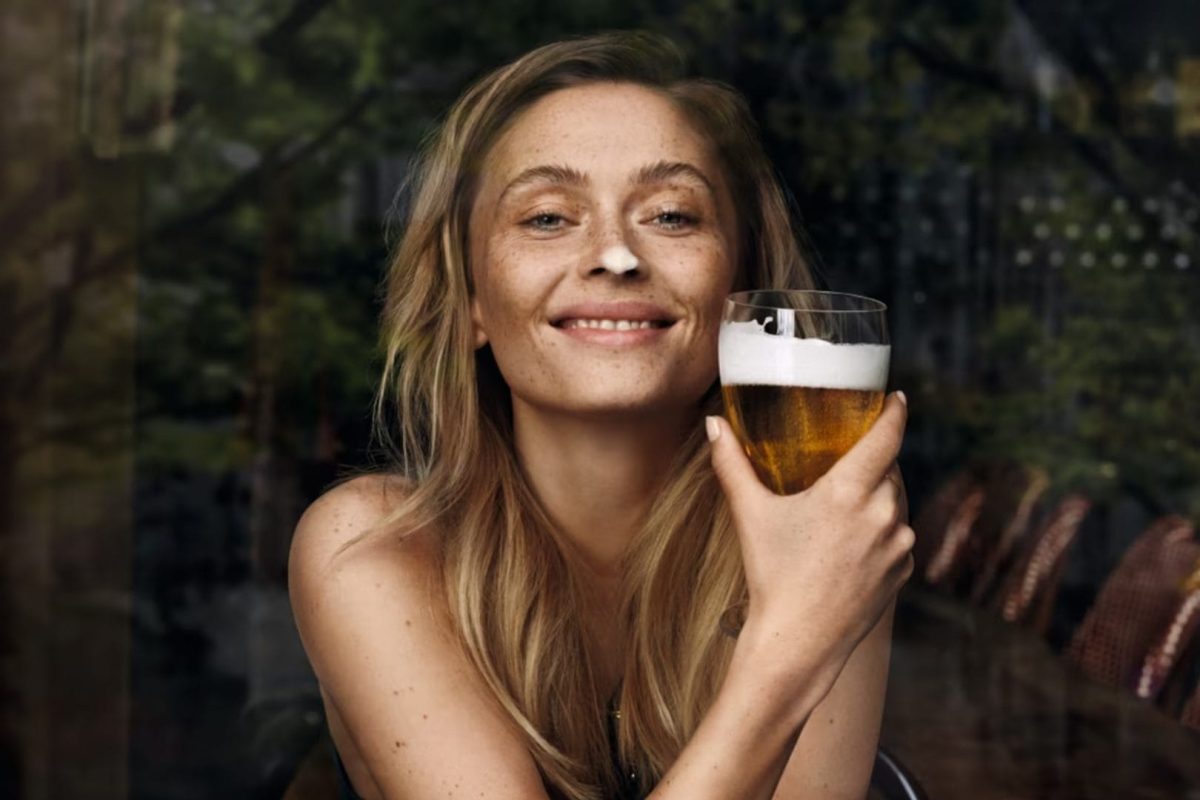femme avec une bière fruitée à la main
