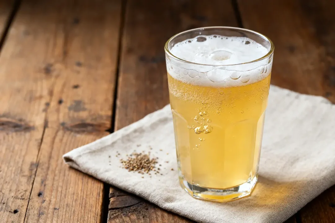 Verre de bière Berliner Weisse sur nappe en lin avec table en bois rustique