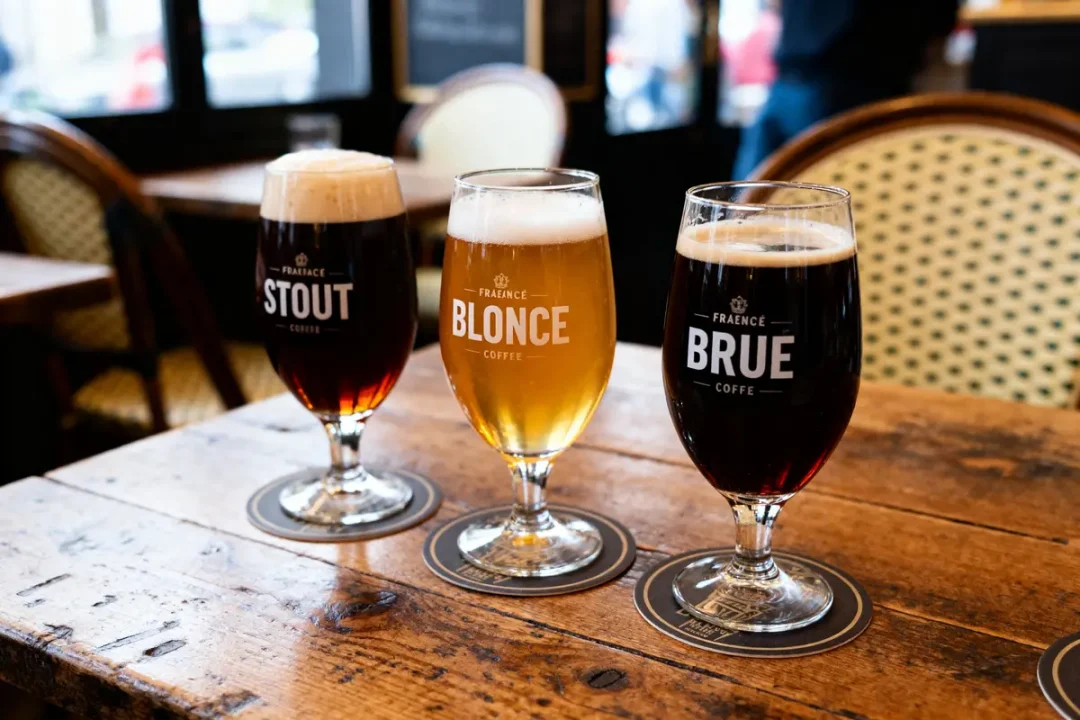 Trois verres de bière au café sur table en bois dans un café parisien