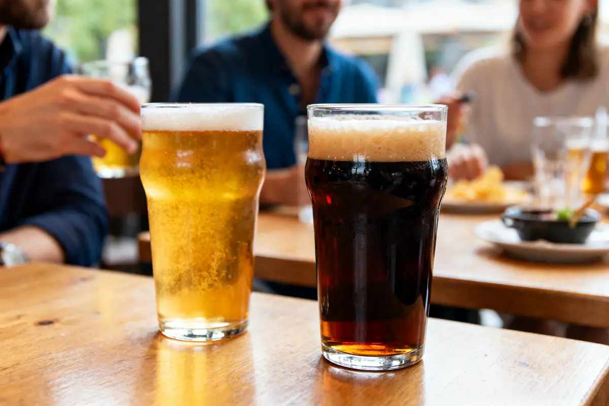 Verres de bière brassée en France sur une table avec des amis en terrasse
