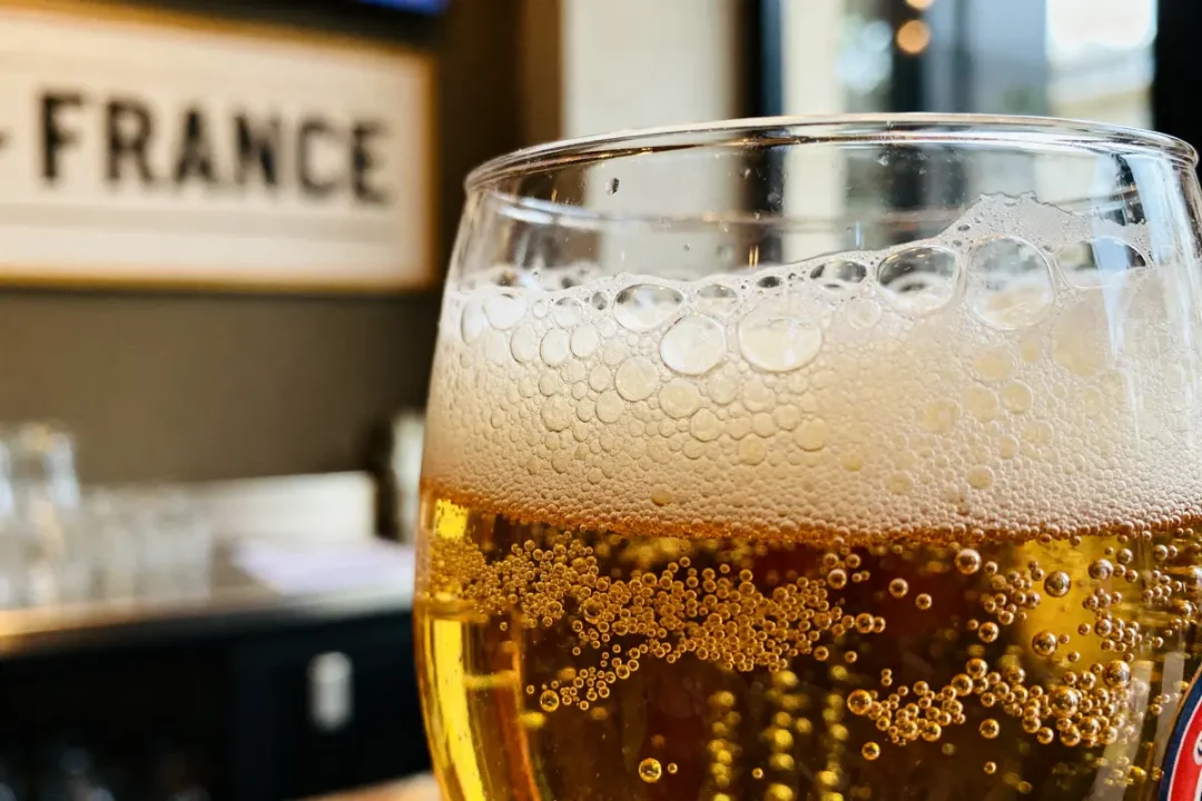 Gros plan sur verre de bière locale française dans un bar en France