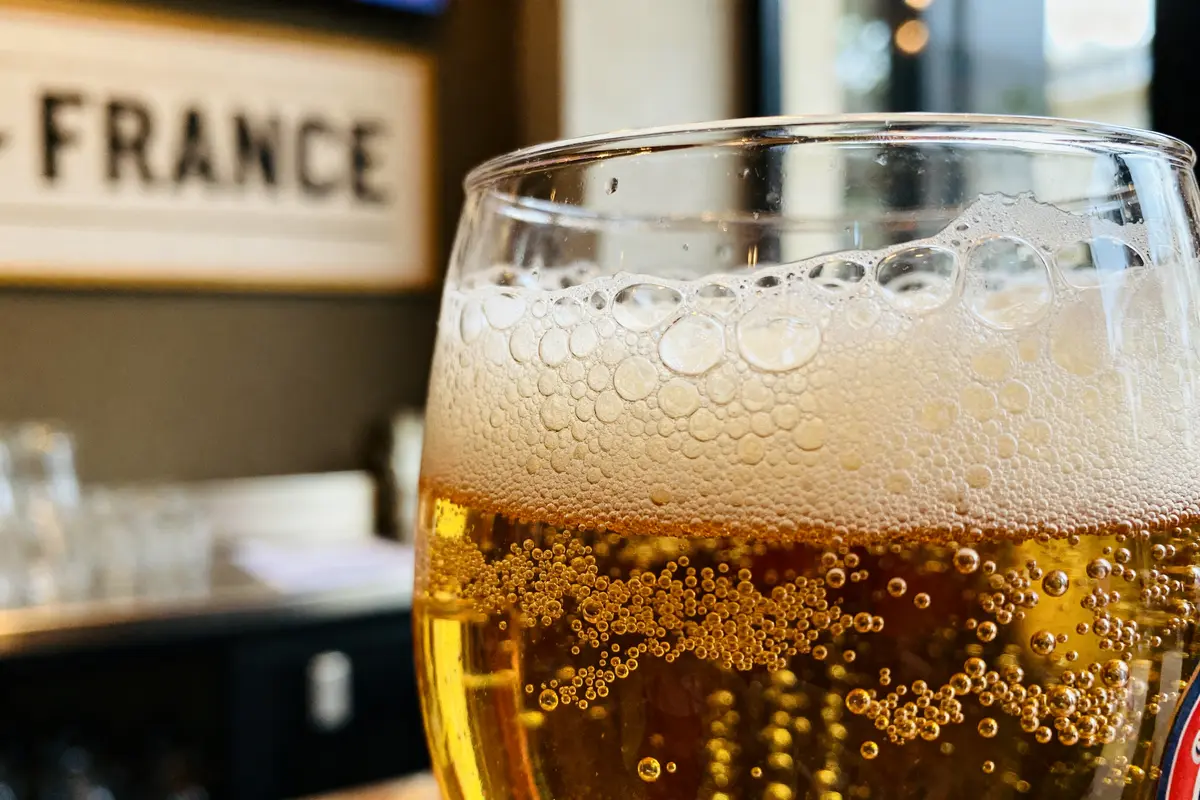 Gros plan sur verre de bière locale française dans un bar en France
