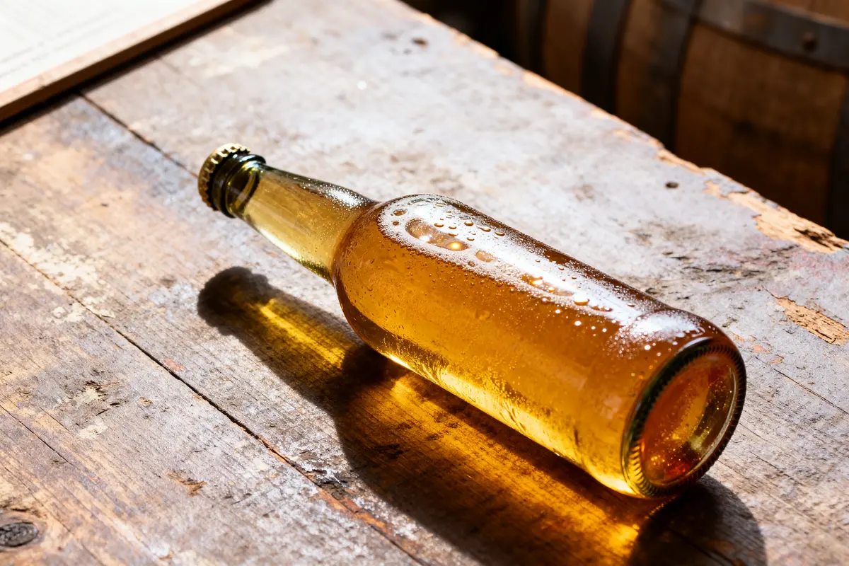 Bouteille de bière vieillie en barrique sur une table en bois rustique